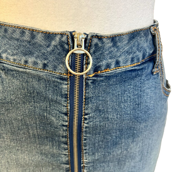 Love Tree Denim Jean Mini Skirt w/ metal O ring Full Zipper, & pockets size SM - Picture 4 of 9